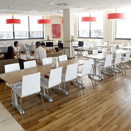 Travelodge Valencia Aeropuerto מלון *