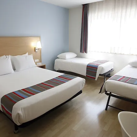 Travelodge Valencia Aeropuerto מלון *