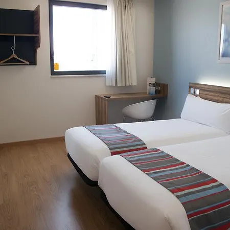 Travelodge Valencia Aeropuerto מלון