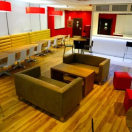 瓦伦西亚机场旅程住宿 *